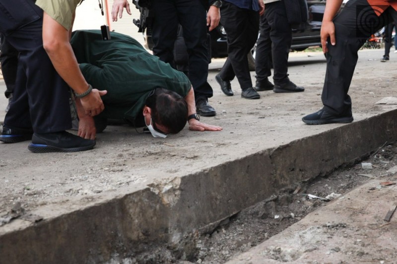 【蜗牛棋牌】杜特尔特跪地亲吻地面 为连环爆炸案遇难者吊唁