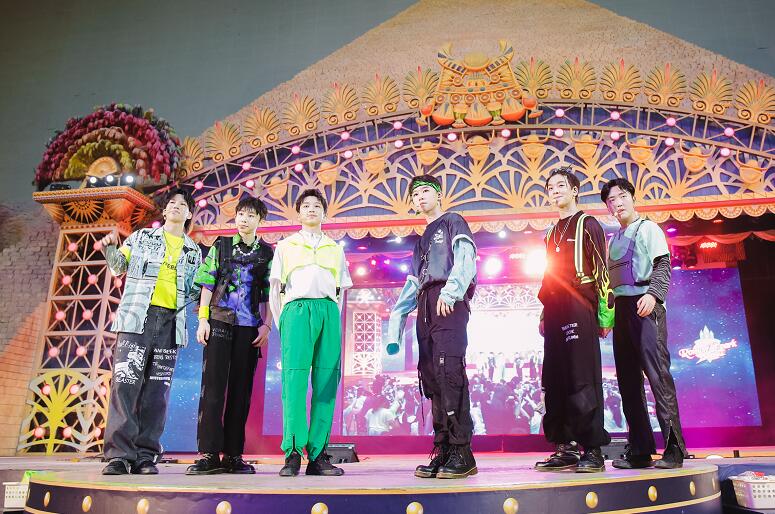 【蜗牛棋牌】少年偶像组合BOY STORY重聚罗蒙环球乐园和粉丝分享成长变化