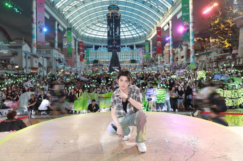 罗蒙环球乐园“星动一夏”第二季收官，黄明昊三连唱燃炸现场