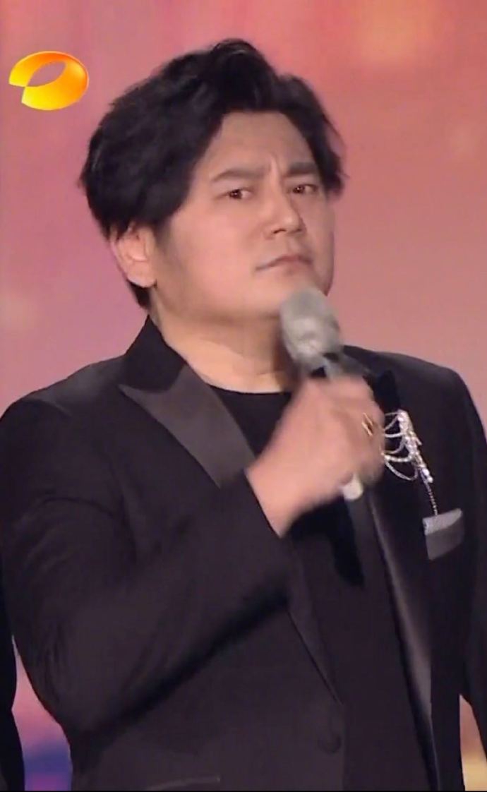 【蜗牛棋牌】钱枫现身晚会当主持人 又一次胖出了新高度