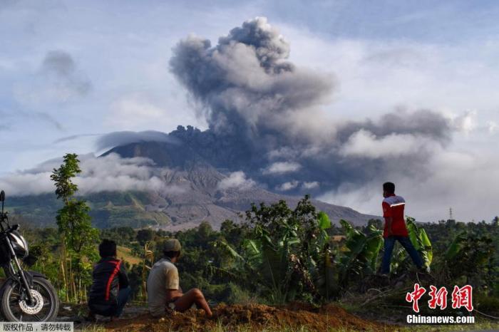 印尼锡纳朋火山再次喷发 火山灰柱高达2000米(图)