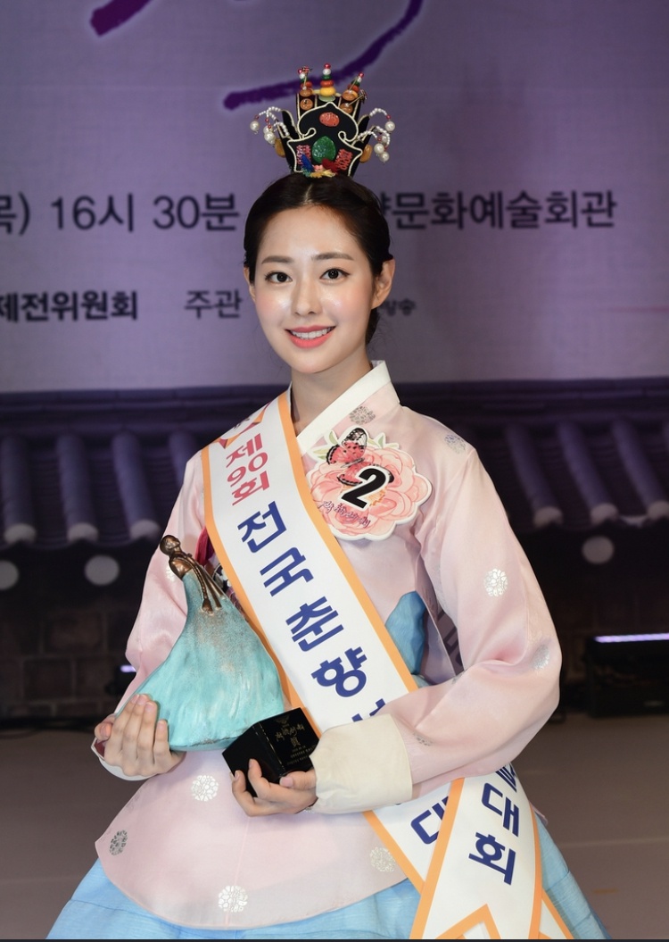 【蜗牛棋牌】韩国最高级别“传统美人”诞生：23岁名校女大学生