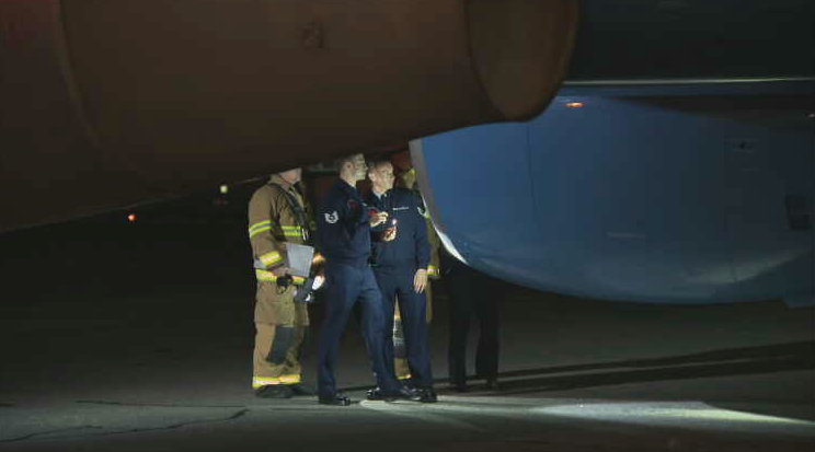 【蜗牛棋牌】彭斯专机发生故障紧急返回机场 疑因受到飞鸟撞击