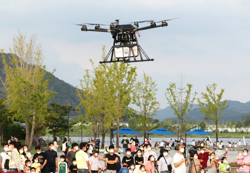 韩国进行无人机送货演示 民众用程序订货等候配送