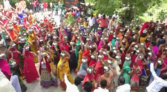 印度数千人在疫情“重灾区”游行 不戴口罩人挤人