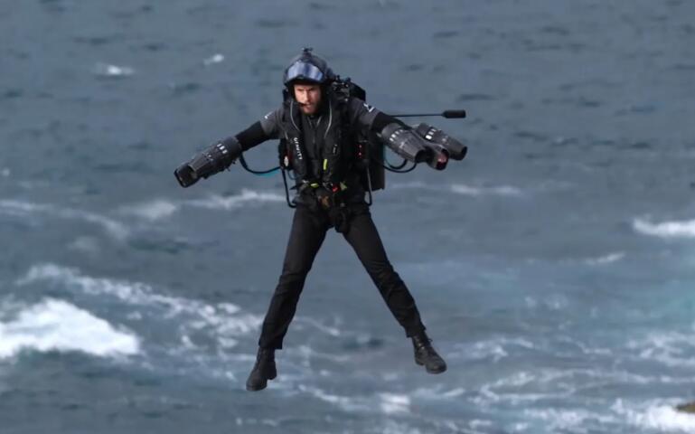 【蜗牛棋牌】英海军开始测试喷气式飞行背包 可能组建飞行突击队