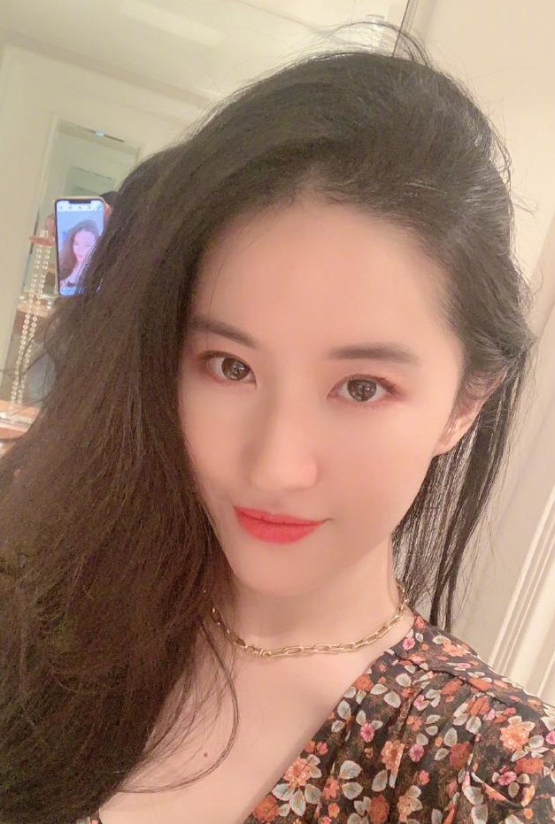 9.png 【蜗牛棋牌】丸子头or散发?刘亦菲晒照在线征集发型意见