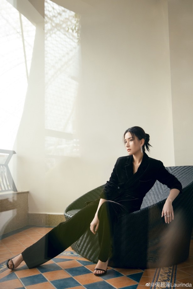 【蜗牛棋牌】何超莲出席时尚盛典 深棕丝绒套装演绎酷女孩的时髦态度