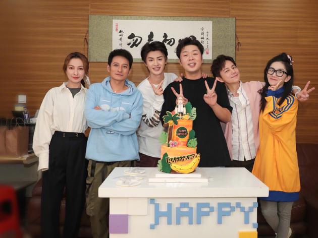 【蜗牛棋牌】杜海涛与快乐家族黄明昊庆生 王俊凯rap送上祝福