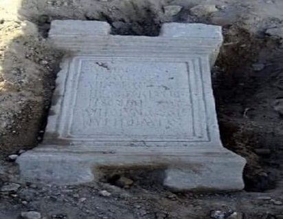 突尼斯发现1800年前刻有拉丁铭文的巨型石碑