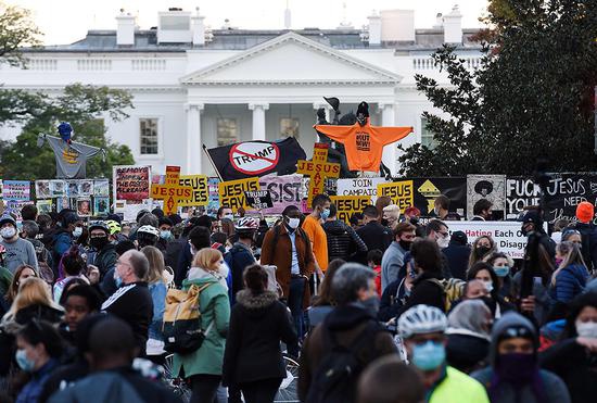 特朗普和拜登支持者街头抗议 为继续抑或停止计票