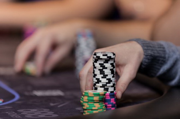 德州扑克中在玩得松的小注额取得最大成功的三个法则