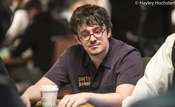 【蜗牛棋牌】Haxton赢得短牌豪客赛冠军,收入15万刀