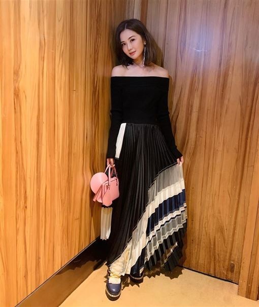 阿SA小腹凸照被爆怀孕一个月 经纪人松口给答案