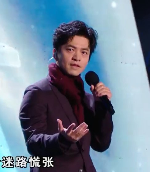 李健唱完就穿上了棉袄 用行动证明有多冷