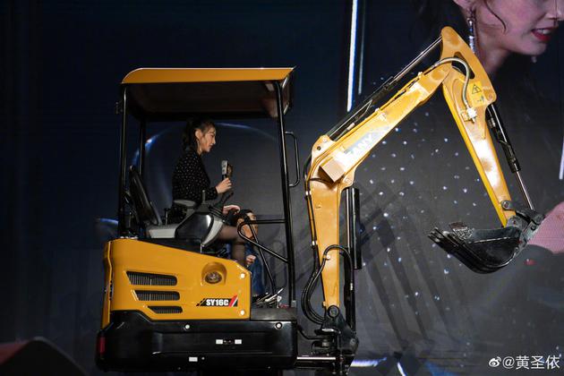 1.jpg 【蜗牛棋牌】黄圣依开挖掘机 骄傲问儿子:我在你心里是超人不