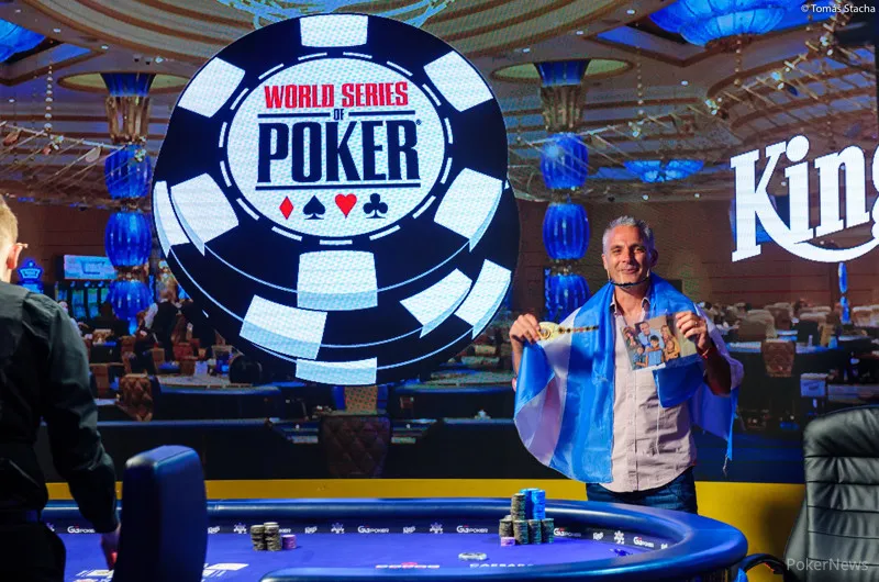 【蜗牛扑克】WSOP冠军携女儿制作金手链如愿夺冠!中国时区赛就在周六晚上八点