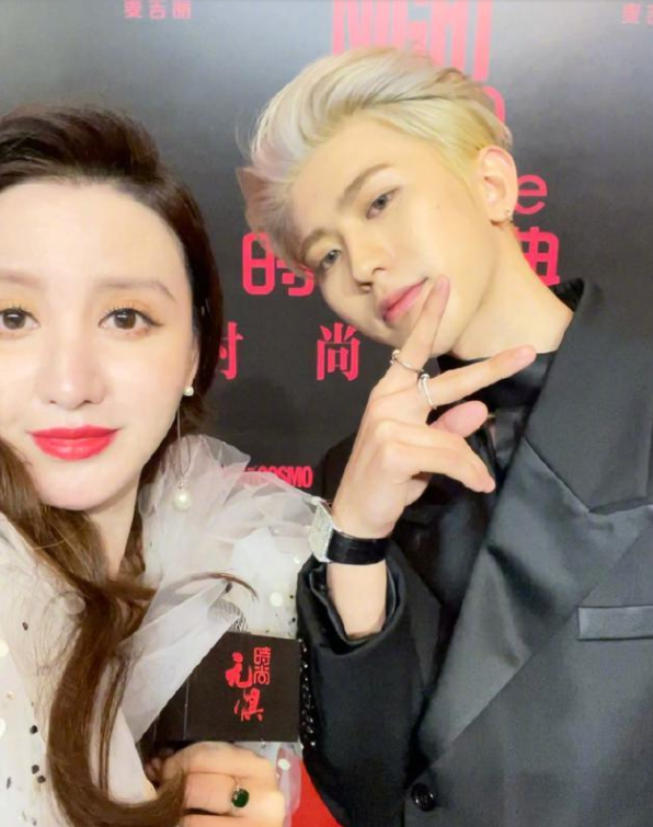 张萌与蔡徐坤合照只露半张脸：坤坤是帅的就好