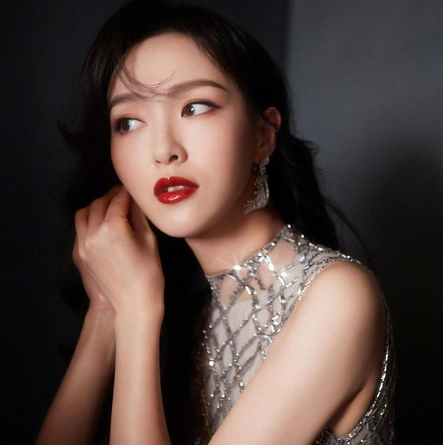 Cosmo时尚盛典 唐嫣复出状态佳