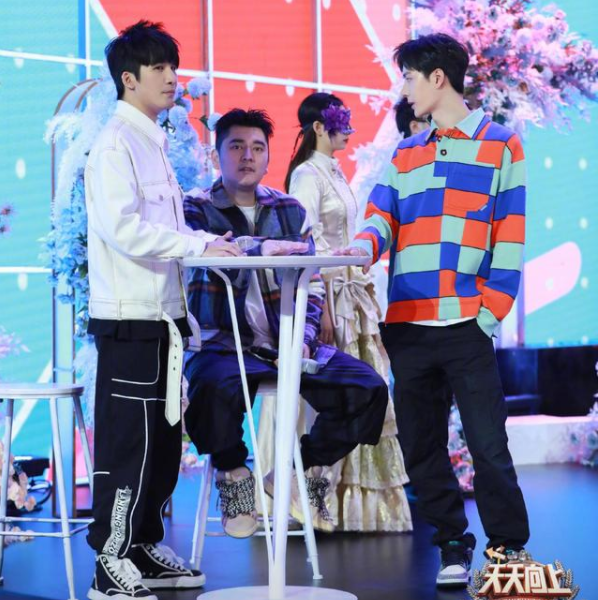 1.png 【蜗牛棋牌】王一博上一秒西装亮相,下一秒却解锁医生造型,粉丝:血槽已空