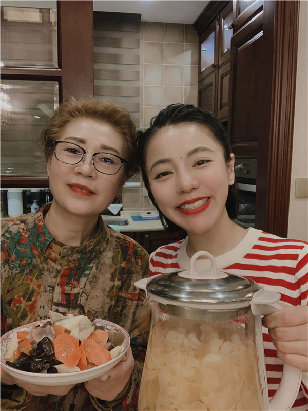 【蜗牛棋牌】“全民情歌天后”丁当 防疫秀厨艺