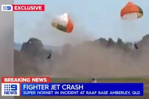 澳大利亚战机发生严重坠机事故 2名飞行员跳伞逃生