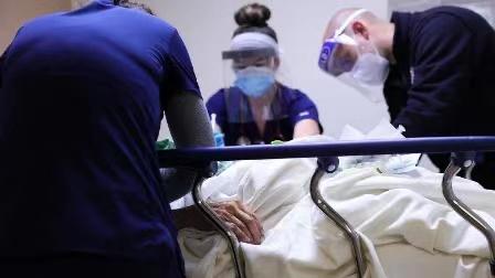 美国过去两周的新冠肺炎死亡人数打破纪录