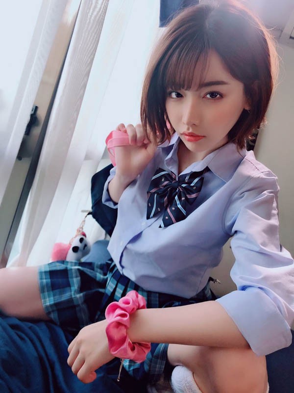 【蜗牛棋牌】你是谁？AV暗黑女神「深田咏美」学生貌反差，粉丝一面倒只认性感教师？