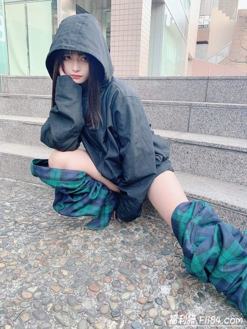 日本正妹穿了像“裤子脱一半”的时尚长靴去逛好市多 引来观众围观！