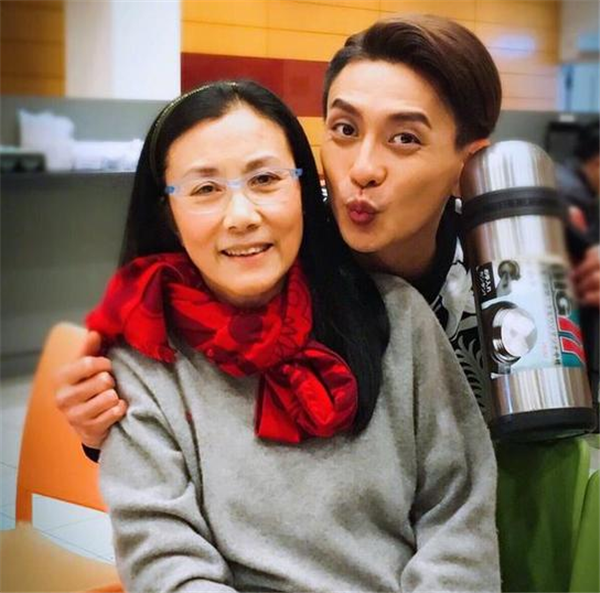 可惜不是你！黄宗泽晒合影独缺胡杏儿！