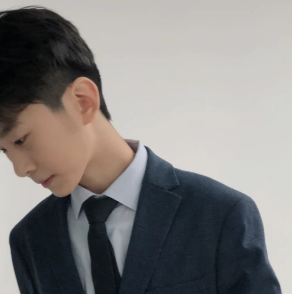 【蜗牛棋牌】新一期的天天向上播出天天惊喜现身 并且以教练的身份教天天兄弟滑雪