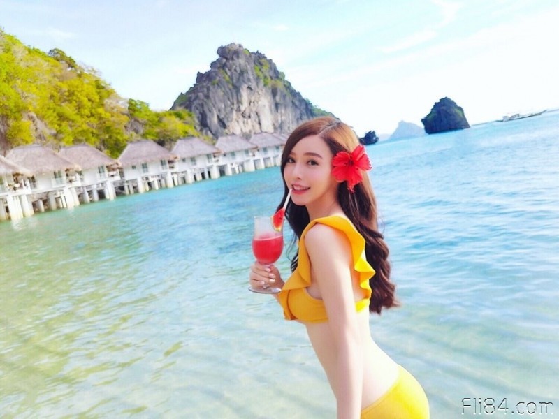 大眼性感御姐“小鱼Savina”，饱满肉球要把白T恤撑爆啦！