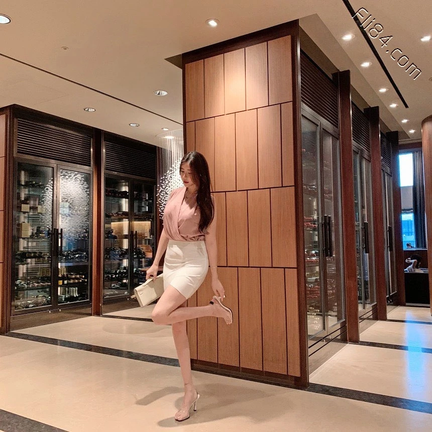 网拍服饰老板娘“엘린”,诱人长腿实在太养眼!
