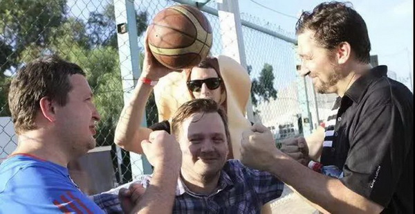 【蜗牛棋牌】立陶宛大佬Tony G挑战Phil Hellmuth!就一个条件 全球直播!