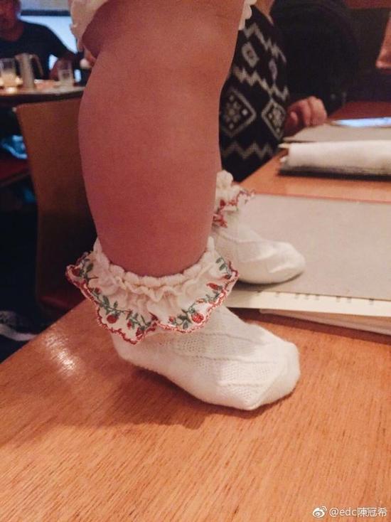 陈冠希晒女儿脚丫 穿蕾丝小袜子超可爱