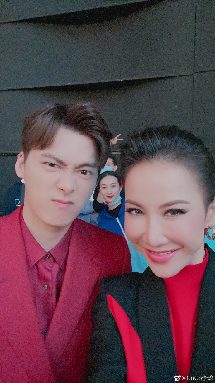 【蜗牛棋牌】李玟晒和李易峰上台前自拍 对镜吐舌头做鬼脸