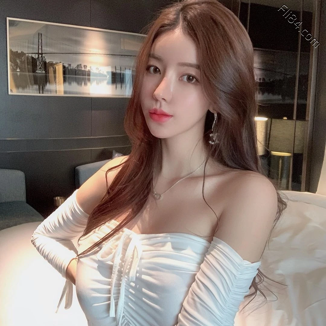 网拍服饰老板娘“엘린”,诱人长腿实在太养眼!