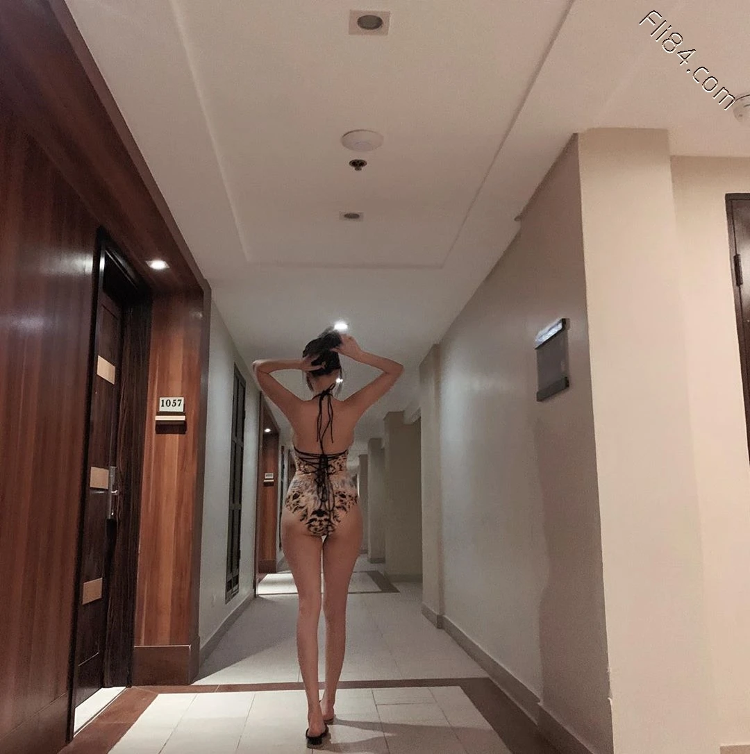 网拍服饰老板娘“엘린”,诱人长腿实在太养眼!