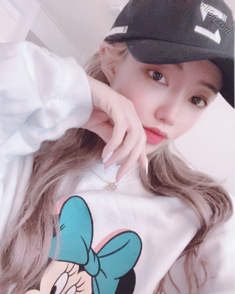 【蜗牛棋牌】韩国电眼辣妹jeehyeounn,深V大奶直接撑爆内衣!