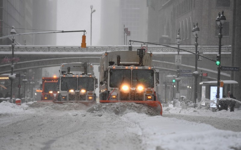 美东北部暴雪破百年纪录 当地面临交通疫情双重压力