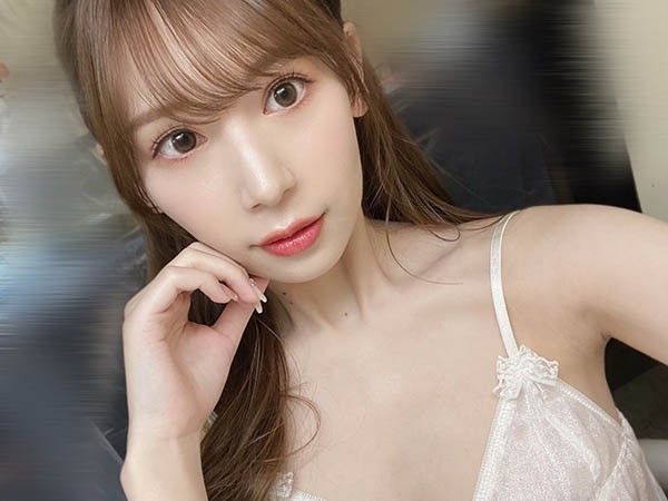 【蜗牛棋牌】只用口算出轨吗?「明里つむぎ」搞上未婚夫的好友,从嘴巴开始最后被中出!