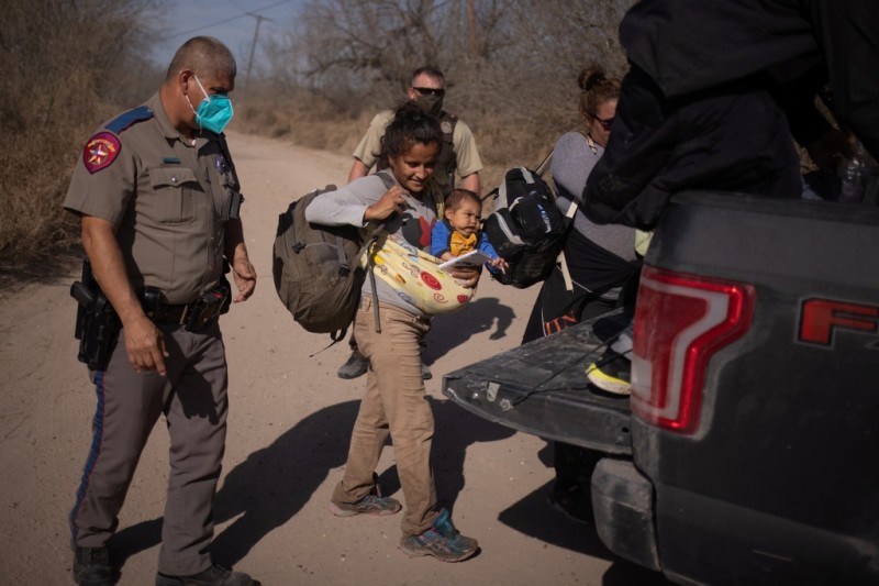 外媒：美国重现移民潮 美墨边境2月份拘留近10万移民