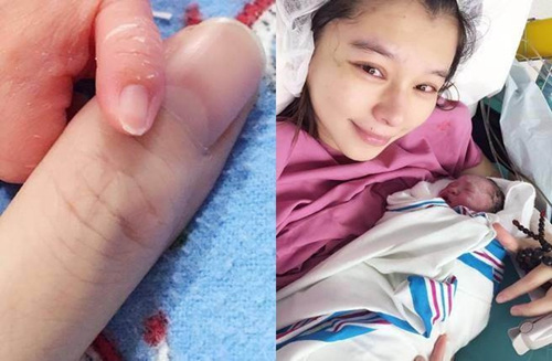 徐若瑄晒爱子小手萌照 称宝宝手长像妈 有肉像爸