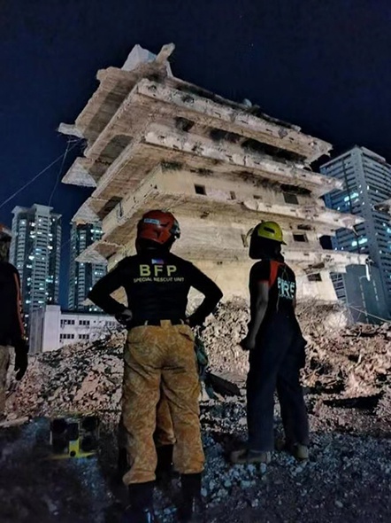 菲律宾马尼拉市一座大楼发生坍塌 致3人被困