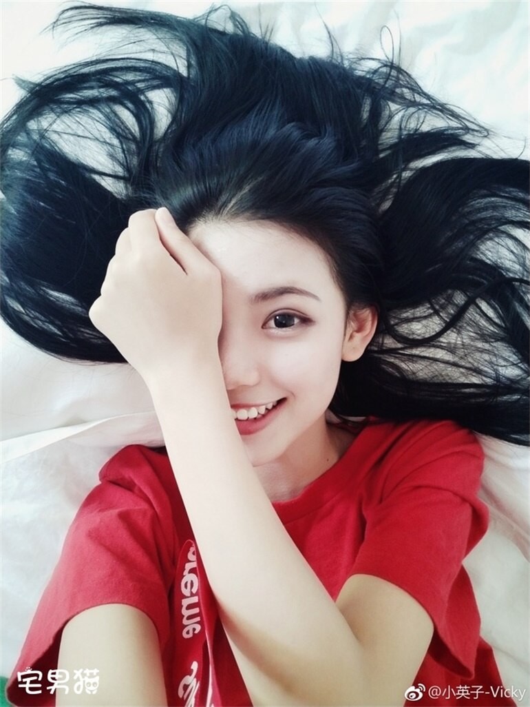 【蜗牛棋牌】英子用青春活力来抓住夏天的色彩。