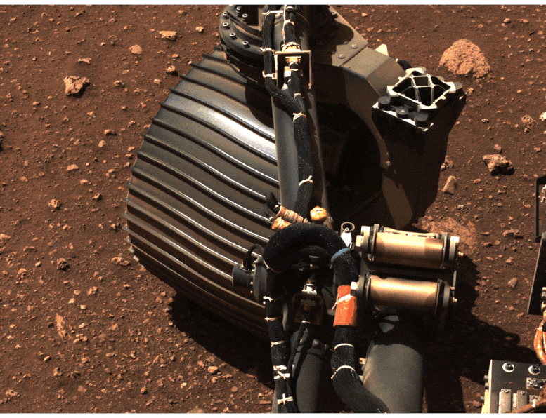 NASA“毅力号”首次启动并在火星表面留下足迹