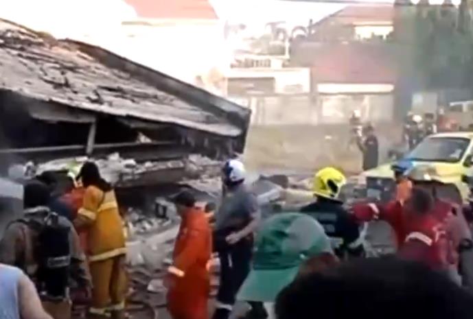 泰国曼谷一民房发生火灾后突然坍塌 致5人遇难