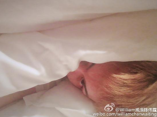 【蜗牛棋牌】陈伟霆晒赖床照 躲被窝娇羞偷瞄镜头