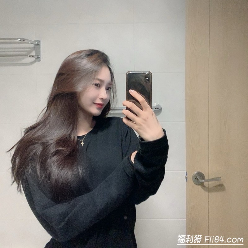 今日妹子图20200323：172cm的韩国巨乳美女下班后疯狂打卡健身房！