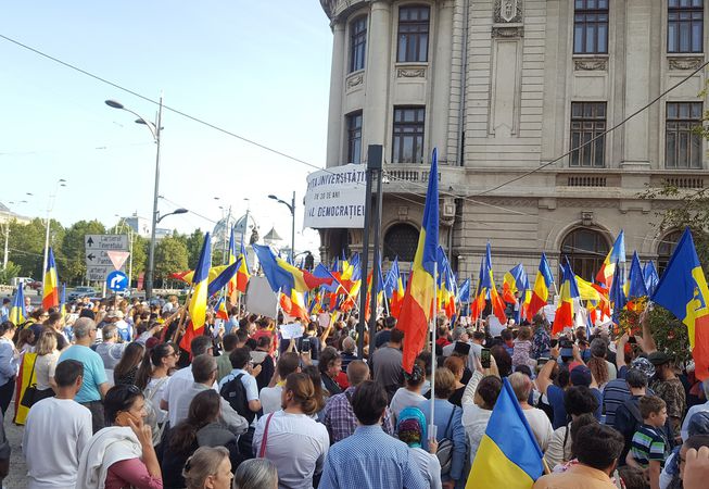罗马尼亚上千人游行示威 抗议政府防疫措施